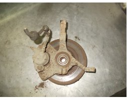 VW Golf II 1.8 Zwrotnica piasta zacisk prawy przód